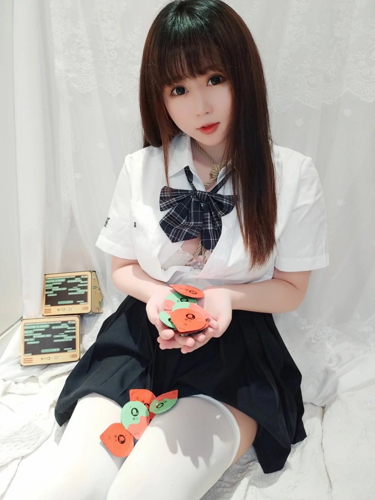 依酱《JK捆绑》主题写真：20张全套美图