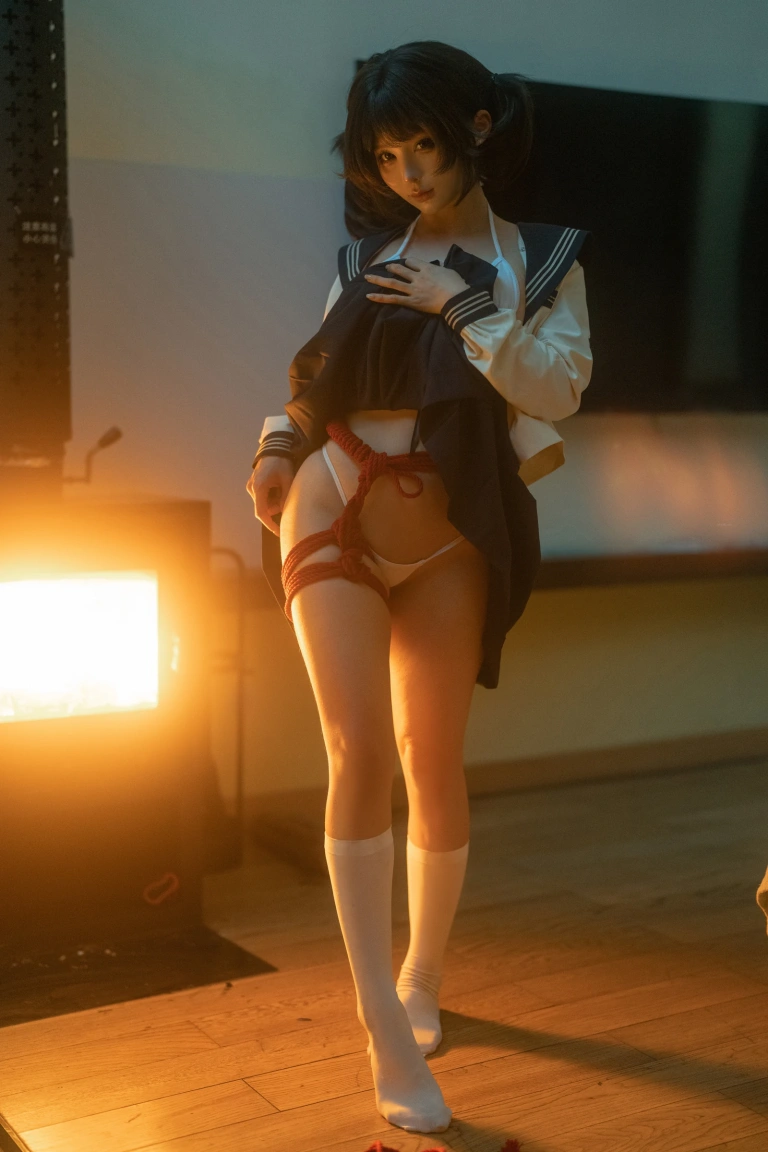 蠢沫沫《火》主题写真：20张全套美图