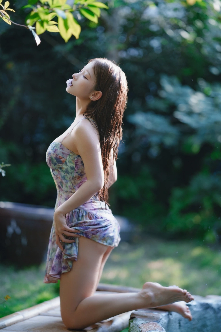 蠢沫沫《水池碎花裙》主题写真：27张全套美图
