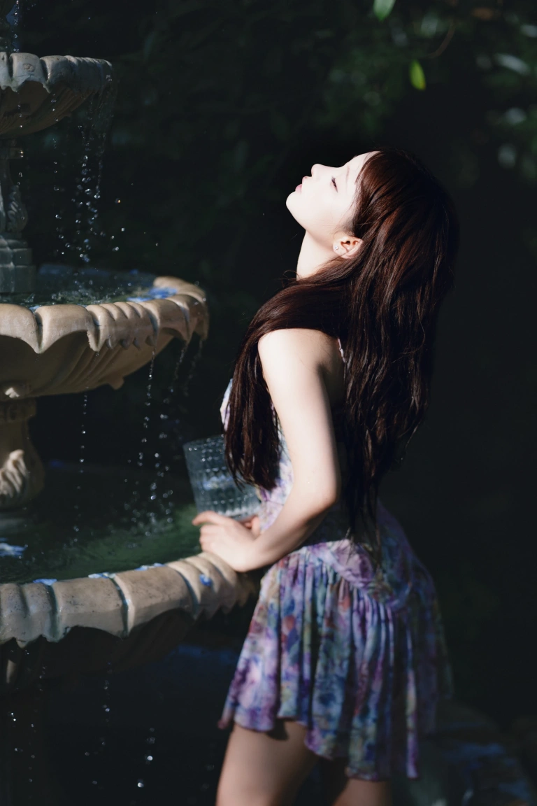 蠢沫沫《水池碎花裙》主题写真：27张全套美图