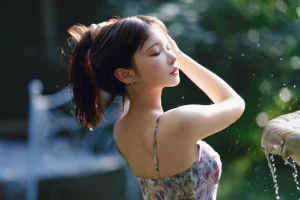 蠢沫沫《水池碎花裙》主题写真：27张全套美图