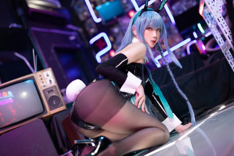 周叽是可爱兔兔《树城兔女郎》主题写真：28张全套美图