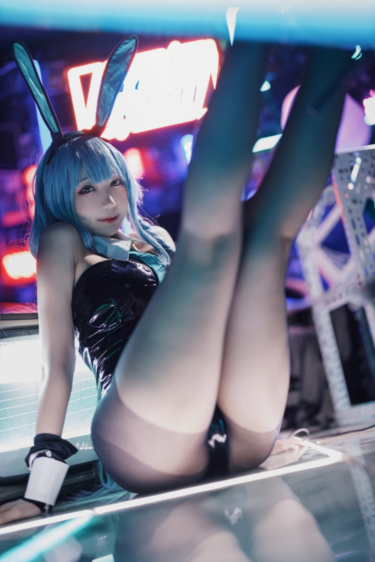周叽是可爱兔兔《树城兔女郎》主题写真：28张全套美图
