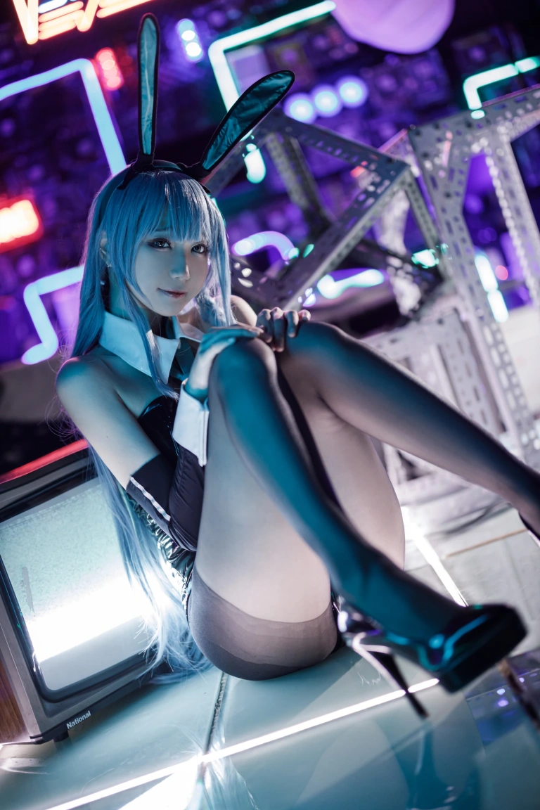 周叽是可爱兔兔《树城兔女郎》主题写真：28张全套美图