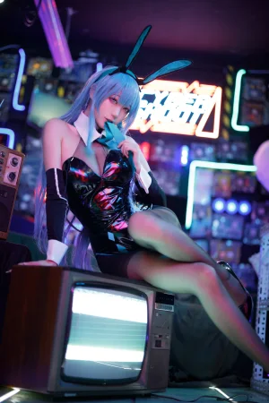 周叽是可爱兔兔《树城兔女郎》主题写真：28张全套美图