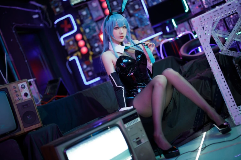 周叽是可爱兔兔《树城兔女郎》主题写真：28张全套美图