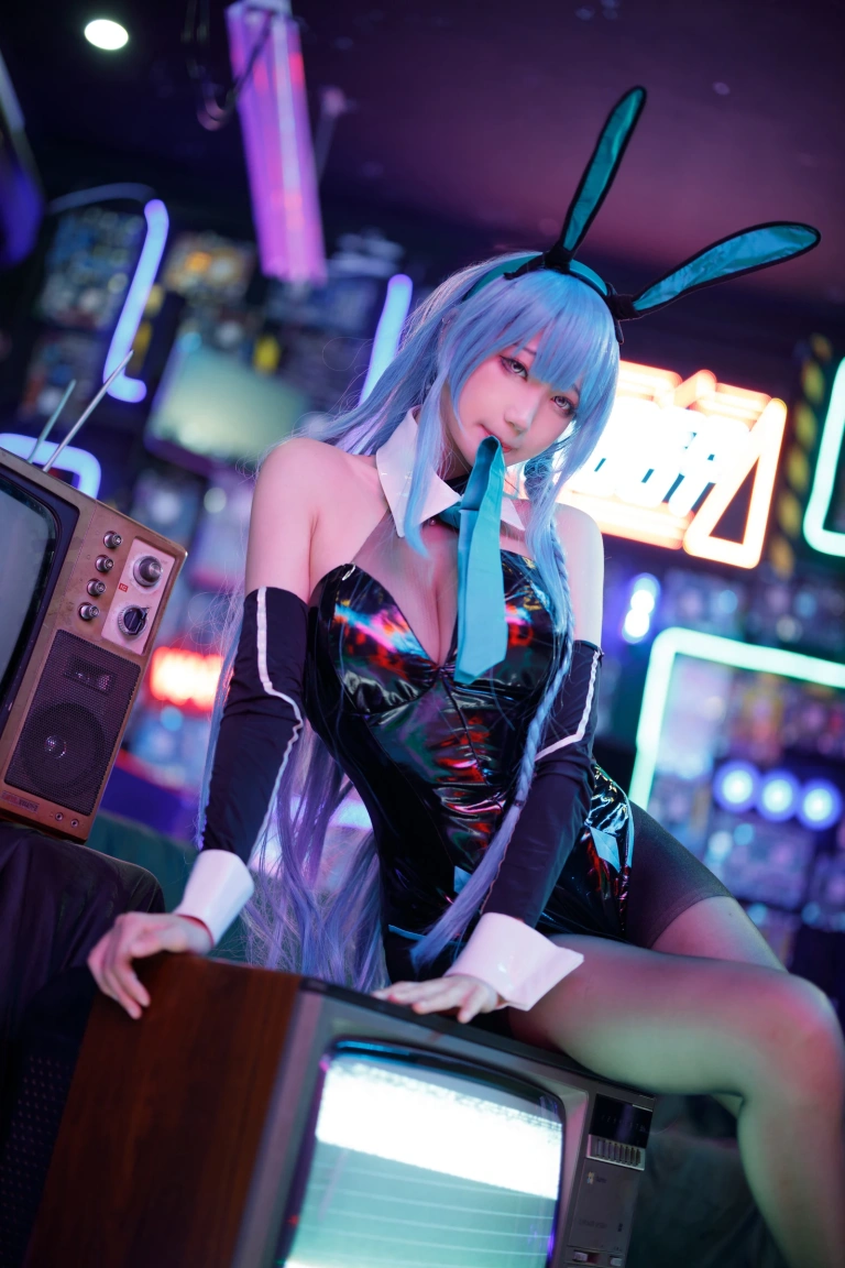 周叽是可爱兔兔《树城兔女郎》主题写真：28张全套美图