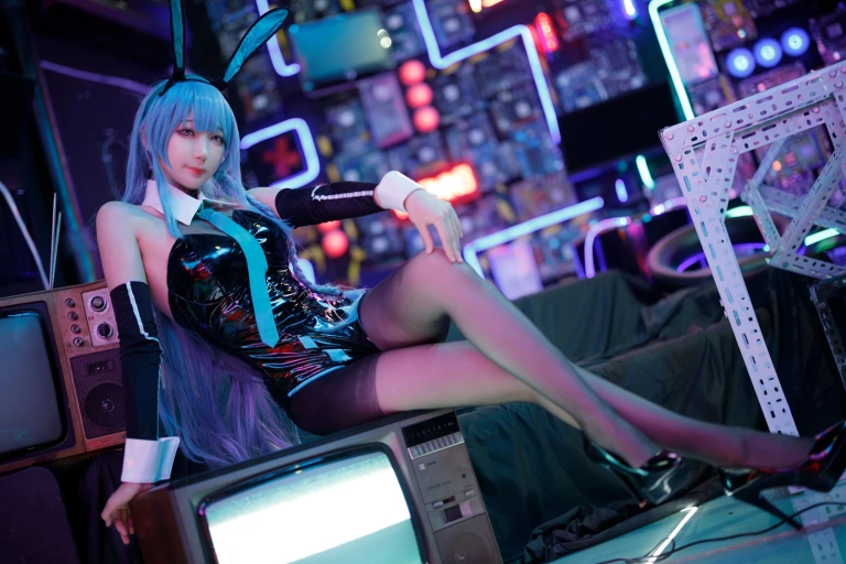 周叽是可爱兔兔《树城兔女郎》主题写真：28张全套美图