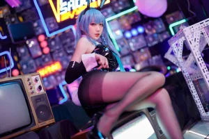 周叽是可爱兔兔《树城兔女郎》主题写真：28张全套美图