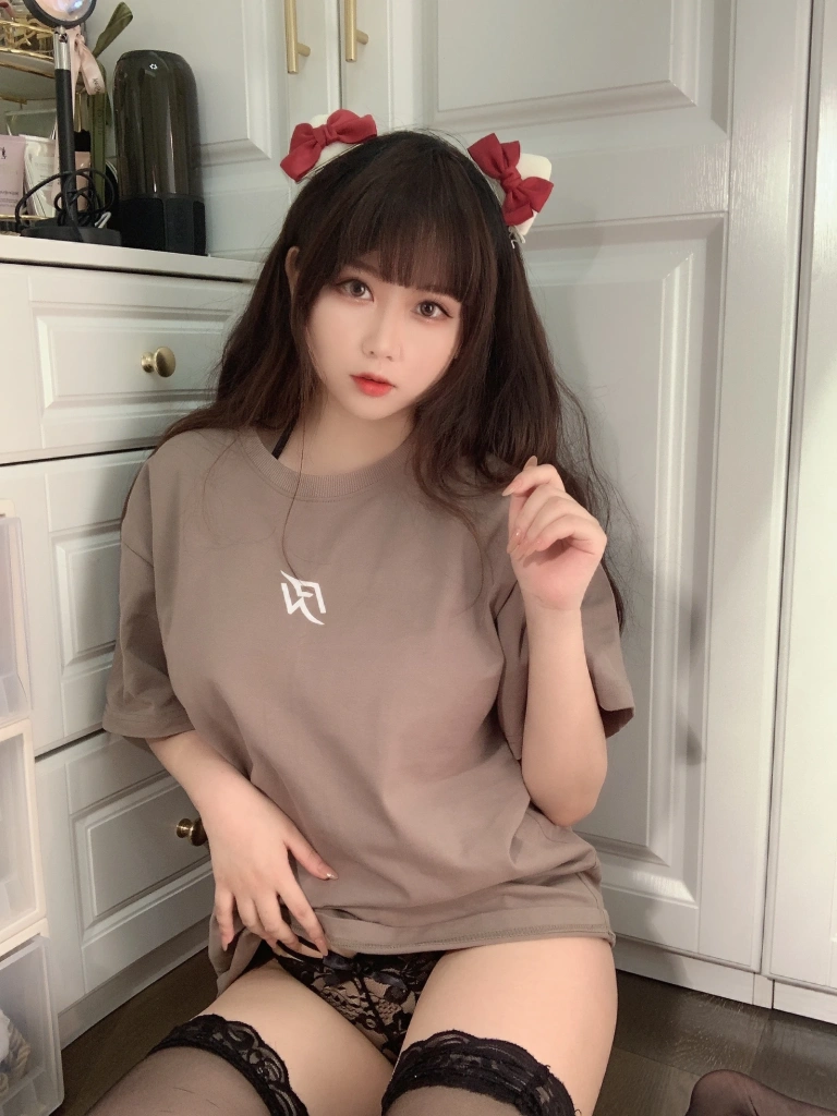 依酱《T恤底下》主题写真：31张全套美图，含2个视频