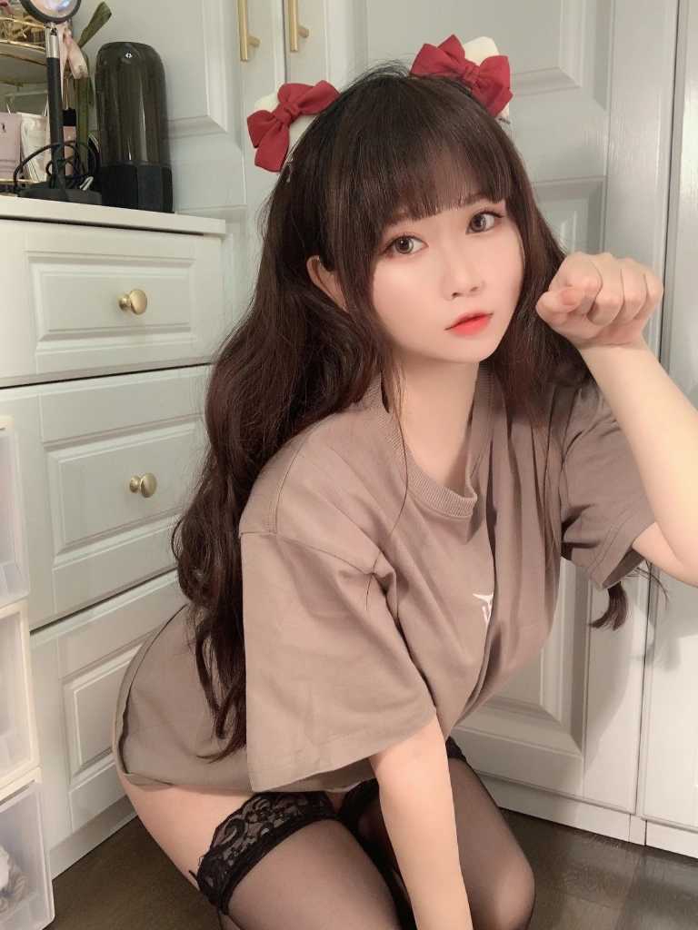 依酱《T恤底下》主题写真：31张全套美图，含2个视频