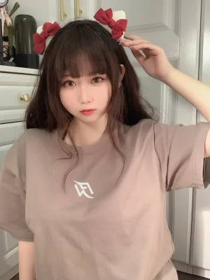 依酱《T恤底下》主题写真：31张全套美图，含2个视频