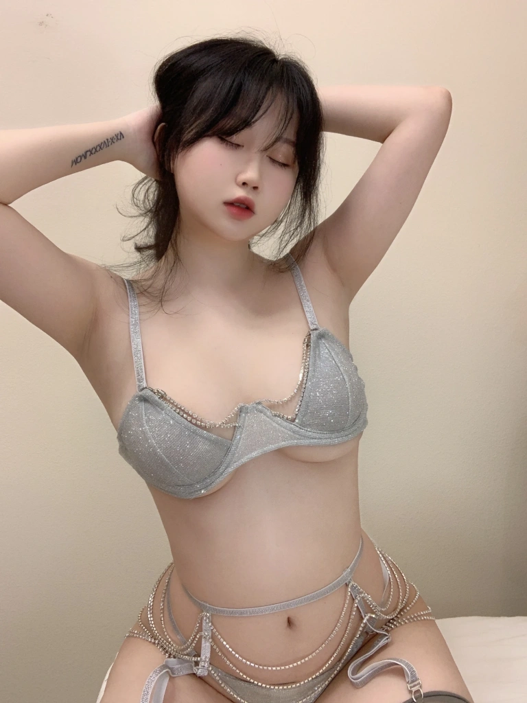 依酱《璀璨》主题写真：30张全套美图，含6个视频