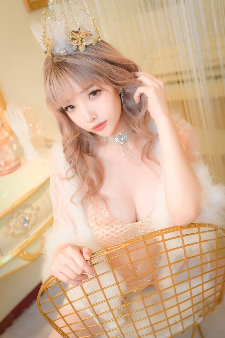 雯仔不讲道理《金闪闪》主题写真：30张全套美图