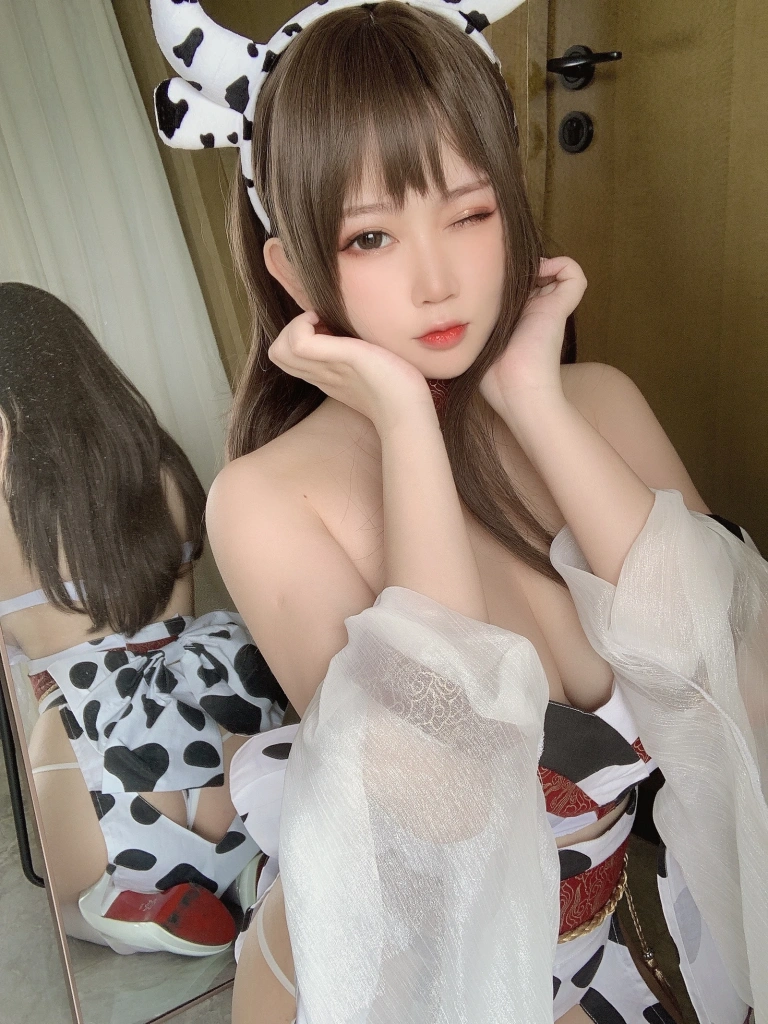 依酱《牛牛和服》主题写真：34张全套美图，含2个视频