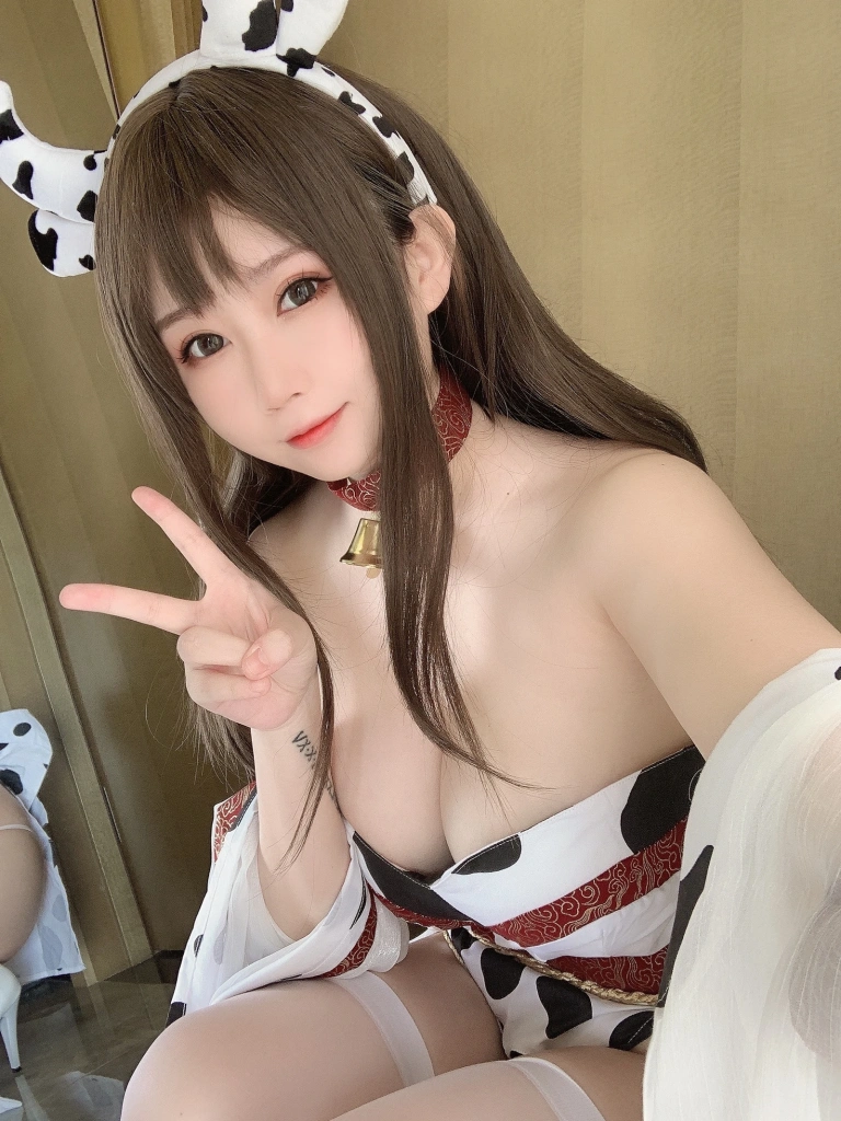 依酱《牛牛和服》主题写真：34张全套美图，含2个视频