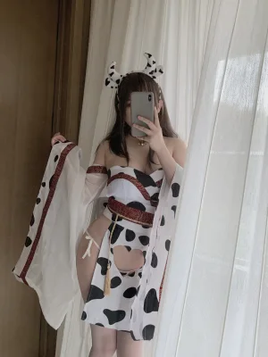 依酱《牛牛和服》主题写真：34张全套美图，含2个视频