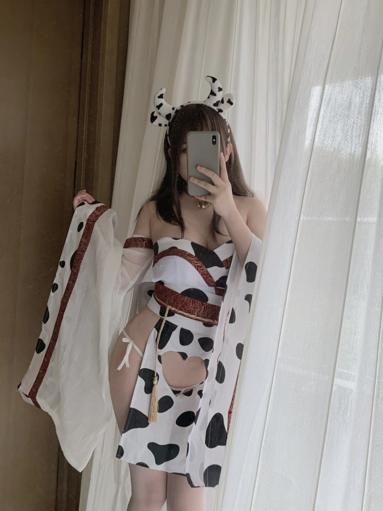 依酱《牛牛和服》主题写真：34张全套美图，含2个视频
