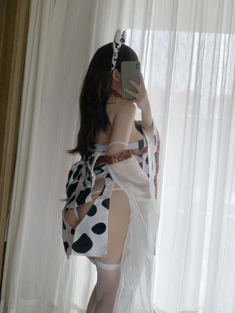 依酱《牛牛和服》主题写真：34张全套美图，含2个视频