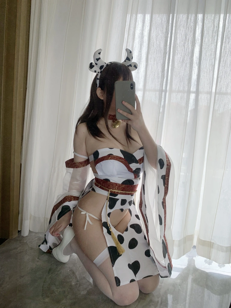 依酱《牛牛和服》主题写真：34张全套美图，含2个视频