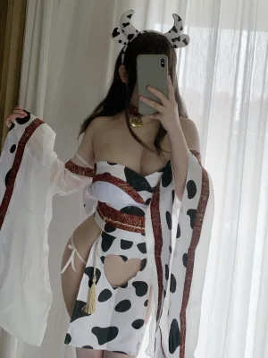 依酱《牛牛和服》主题写真：34张全套美图，含2个视频