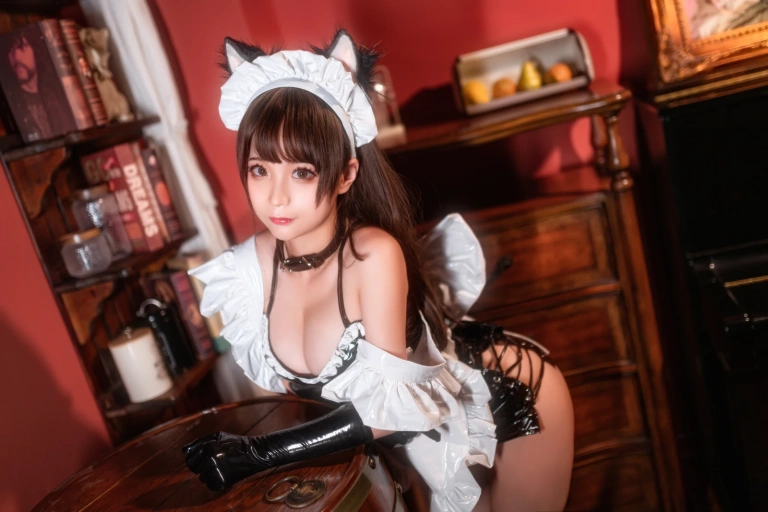 蠢沫沫《漆皮女仆》主题写真：40张全套美图