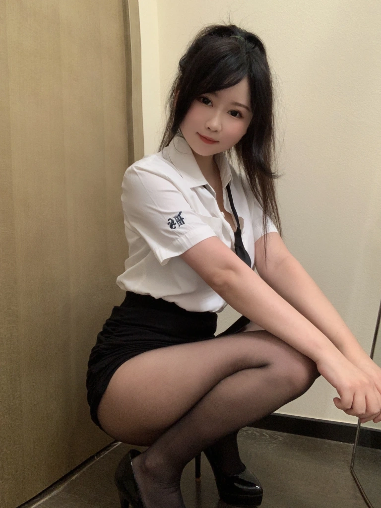 依酱《OL2 刚入职的新人》主题写真：40张全套美图，含1个视频