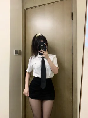 依酱《OL2 刚入职的新人》主题写真：40张全套美图，含1个视频