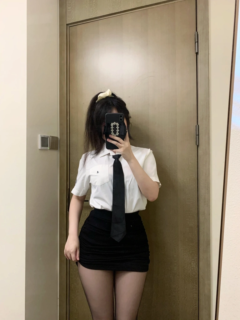 依酱《OL2 刚入职的新人》主题写真：40张全套美图，含1个视频