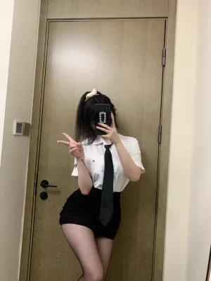 依酱《OL2 刚入职的新人》主题写真：40张全套美图，含1个视频