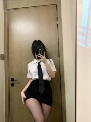 依酱《OL2 刚入职的新人》主题写真：40张全套美图，含1个视频
