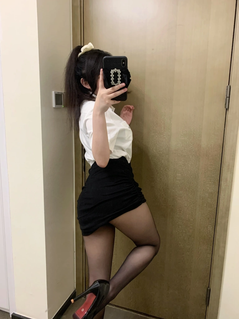 依酱《OL2 刚入职的新人》主题写真：40张全套美图，含1个视频