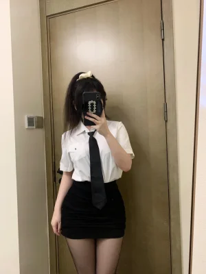 依酱《OL2 刚入职的新人》主题写真：40张全套美图，含1个视频