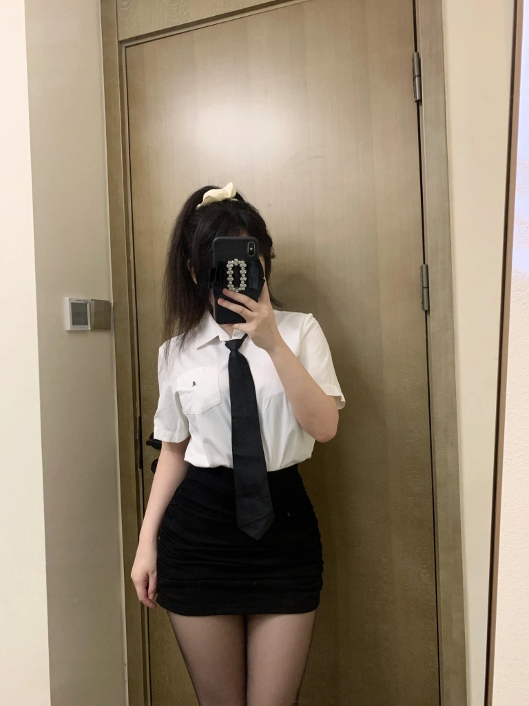 依酱《OL2 刚入职的新人》主题写真：40张全套美图，含1个视频
