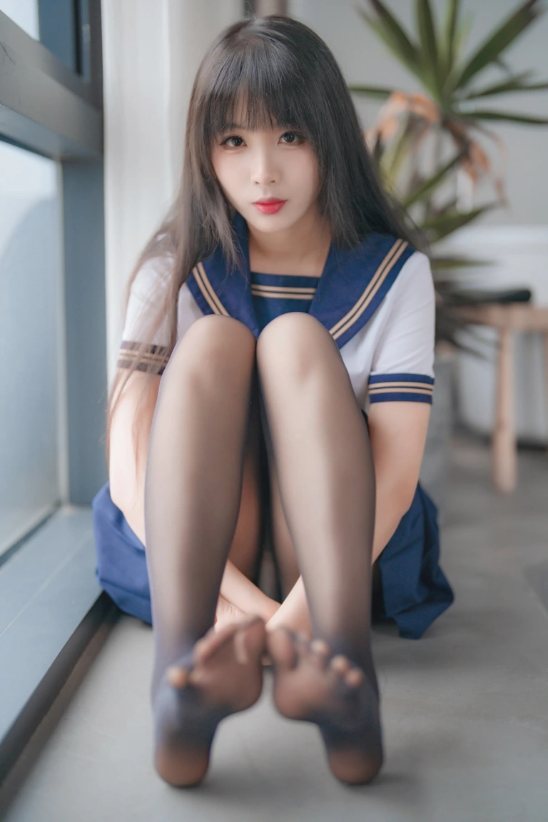 轩萧学姐《NO.44 – 2023.5月舰长 黑丝jk》主题写真：32张全套美图