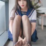 轩萧学姐《NO.44 – 2023.5月舰长 黑丝jk》主题写真：32张全套美图