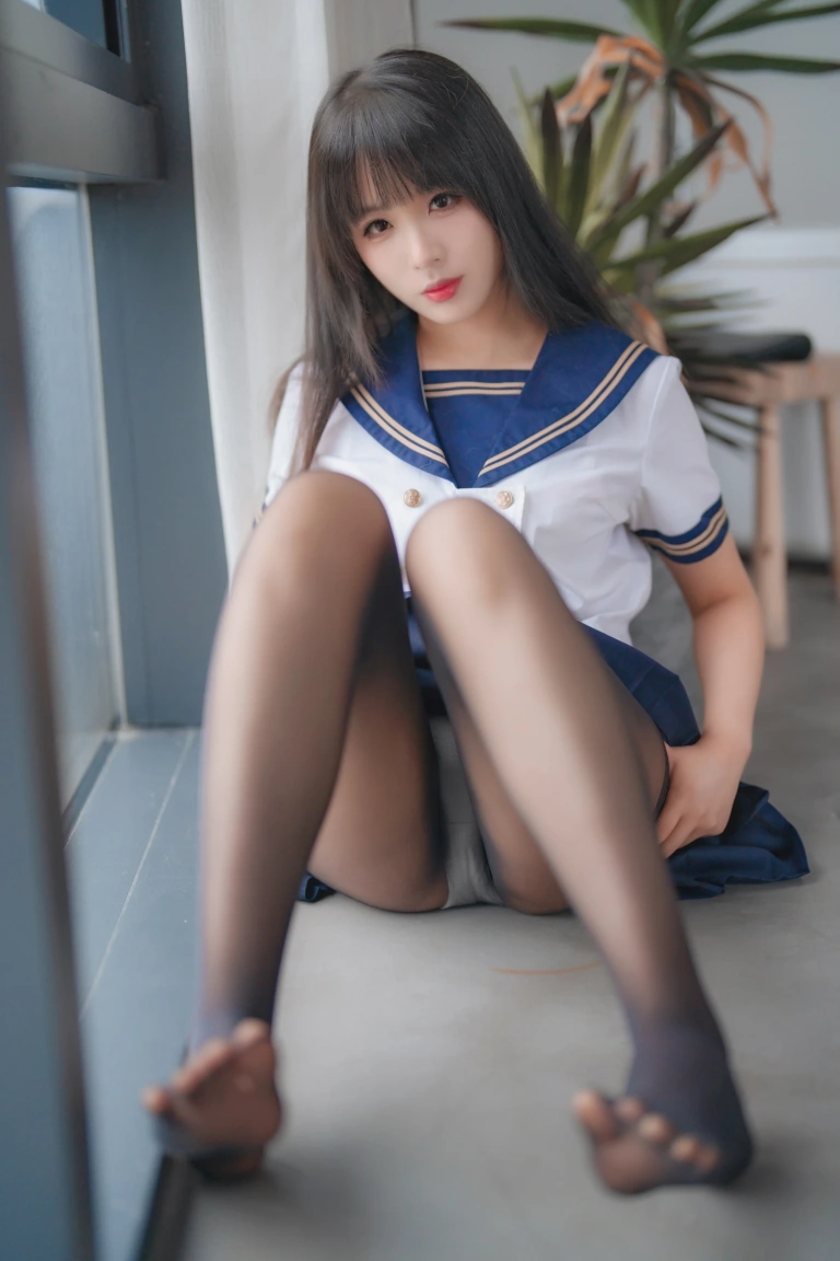 轩萧学姐《NO.44 – 2023.5月舰长 黑丝jk》主题写真：32张全套美图