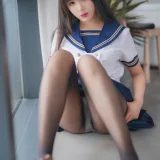 轩萧学姐《NO.44 – 2023.5月舰长 黑丝jk》主题写真：32张全套美图