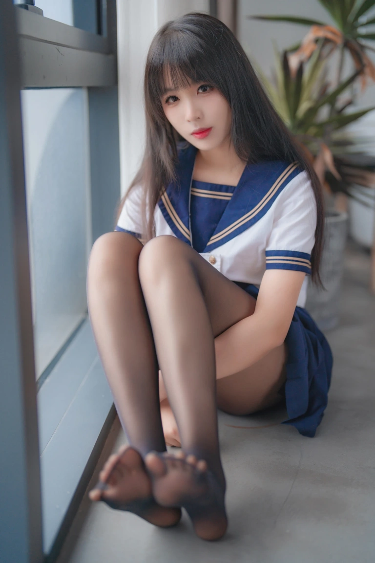 轩萧学姐《NO.44 – 2023.5月舰长 黑丝jk》主题写真：32张全套美图