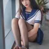 轩萧学姐《NO.44 – 2023.5月舰长 黑丝jk》主题写真：32张全套美图