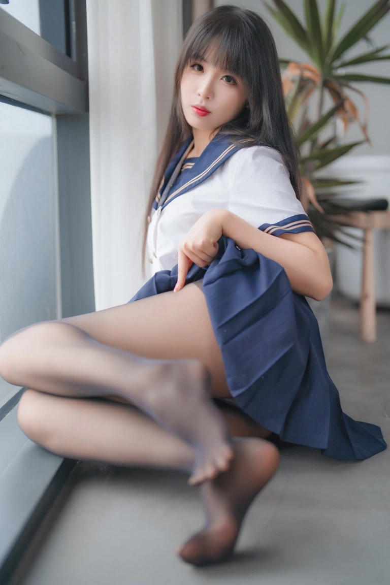 轩萧学姐《NO.44 – 2023.5月舰长 黑丝jk》主题写真：32张全套美图