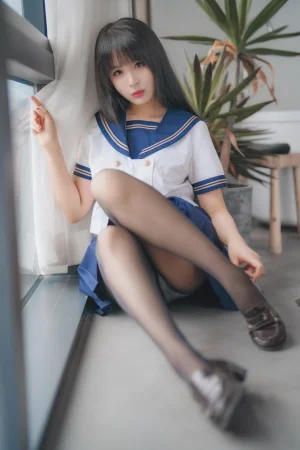轩萧学姐《NO.44 – 2023.5月舰长 黑丝jk》主题写真：32张全套美图