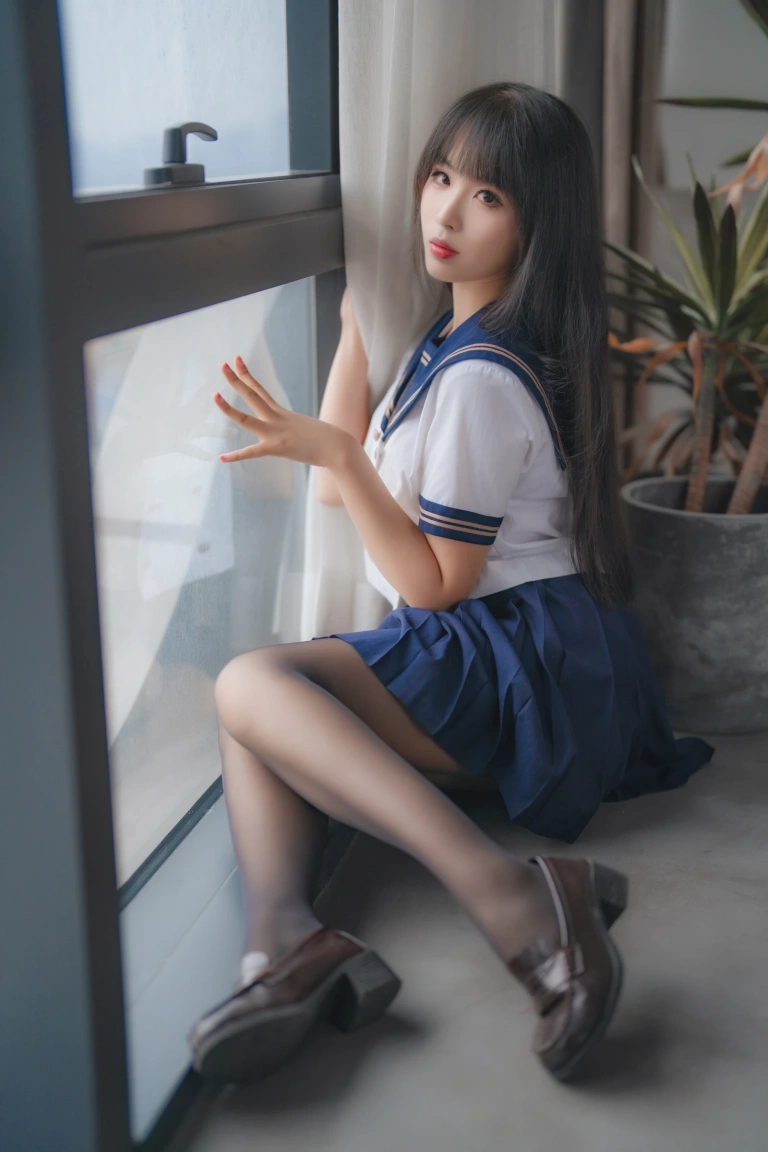 轩萧学姐《NO.44 – 2023.5月舰长 黑丝jk》主题写真：32张全套美图