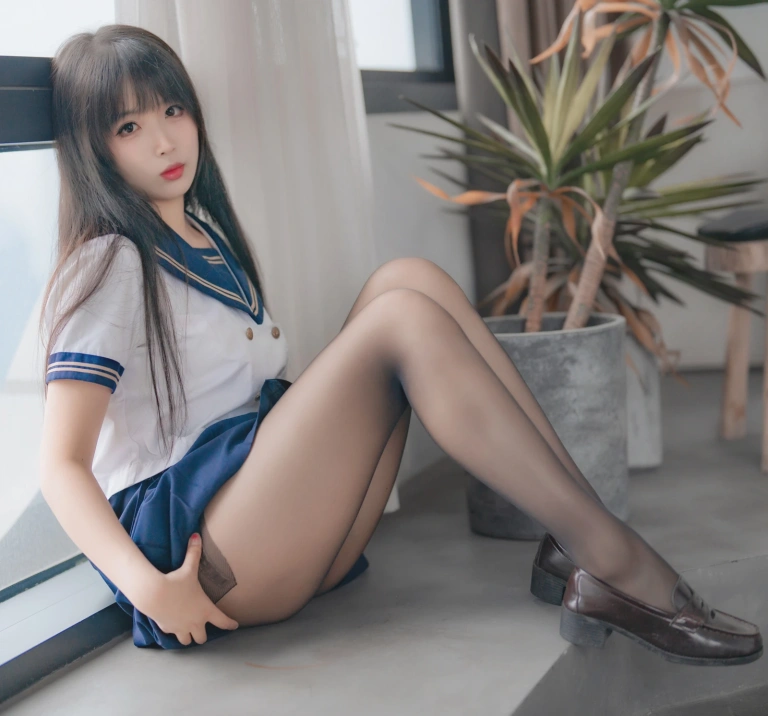 轩萧学姐《NO.44 – 2023.5月舰长 黑丝jk》主题写真：32张全套美图