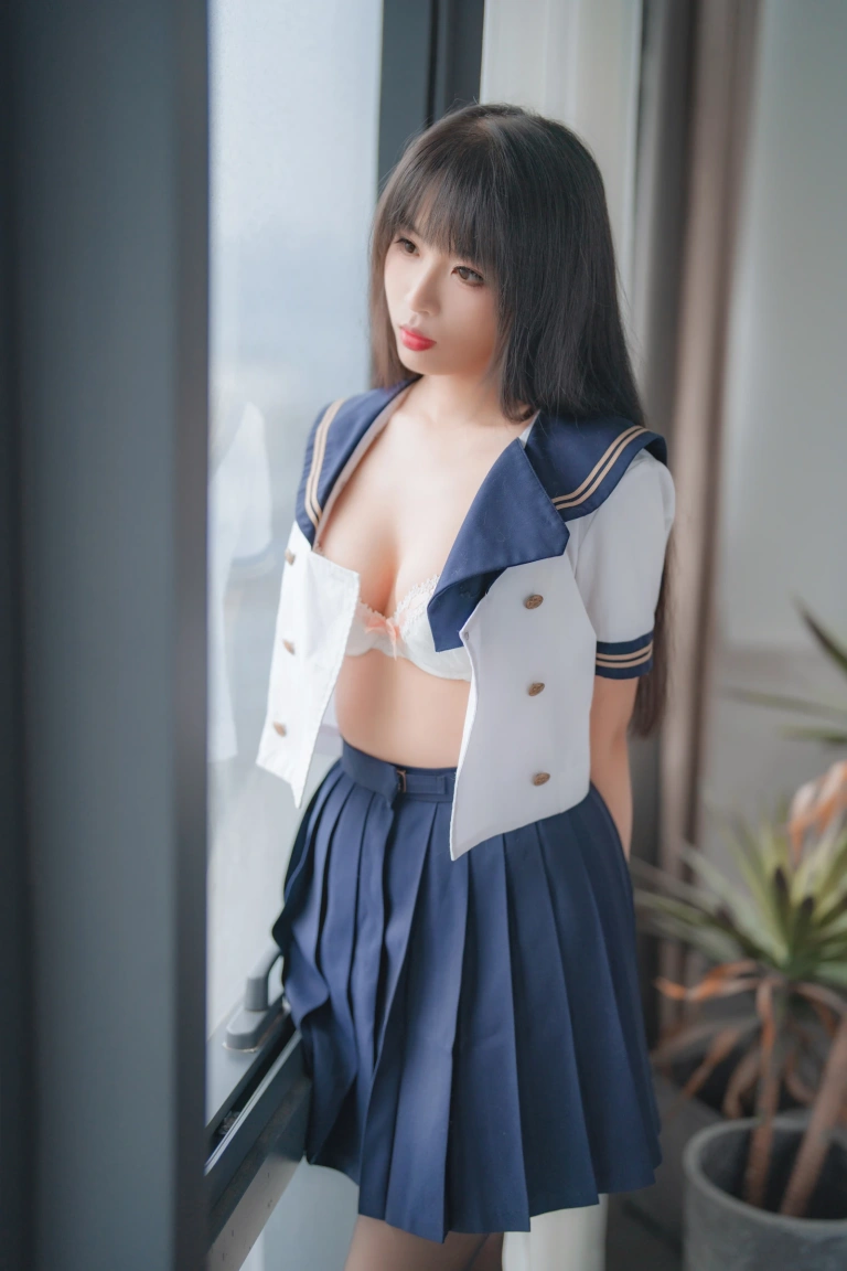 轩萧学姐《NO.44 – 2023.5月舰长 黑丝jk》主题写真：32张全套美图
