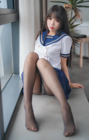 轩萧学姐《NO.44 – 2023.5月舰长 黑丝jk》主题写真：32张全套美图