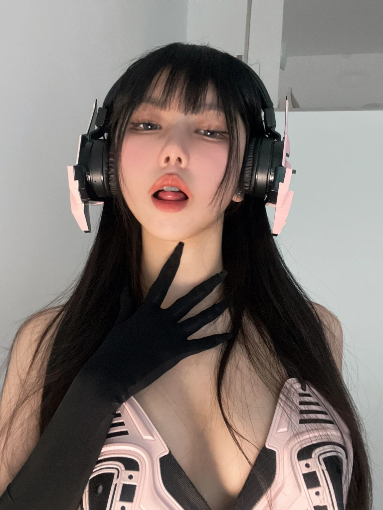 果咩酱《粉色机甲》主题写真：30张全套美图，含2个视频