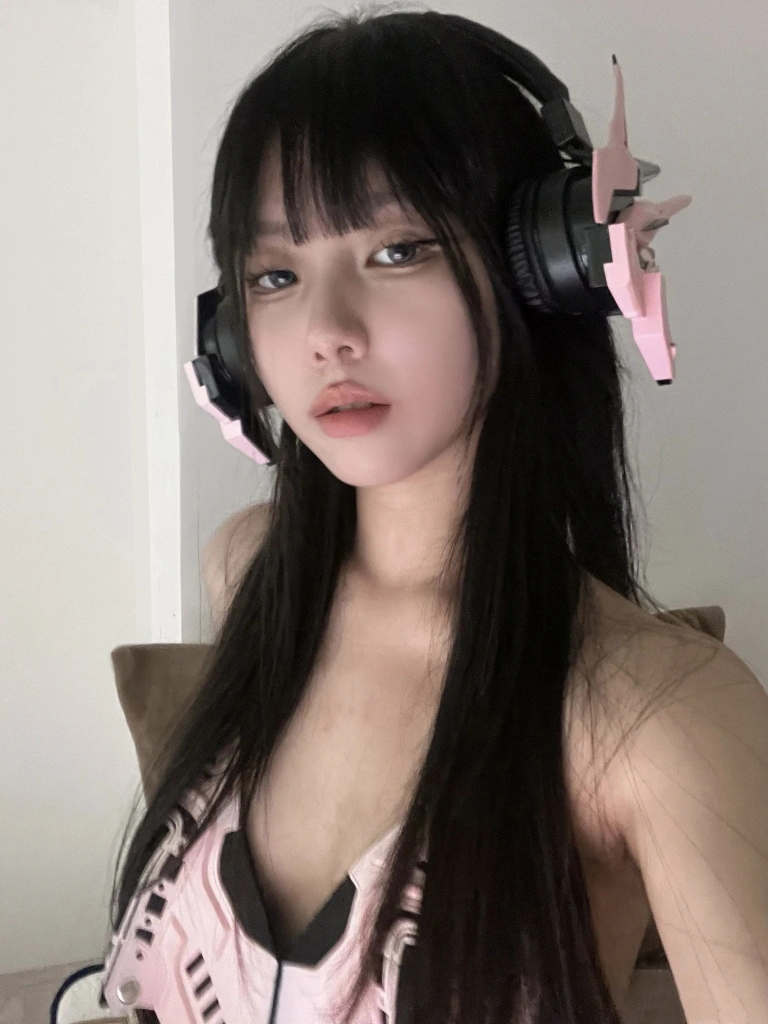 果咩酱《粉色机甲》主题写真：30张全套美图，含2个视频