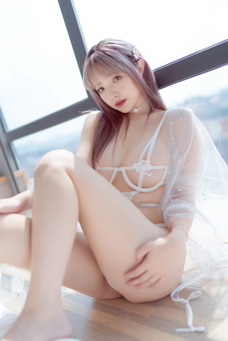 雯仔不讲道理《白色镂空》主题写真：50张全套美图