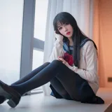 轩萧学姐《NO.45 – 厚裤袜JK》主题写真：44张全套美图